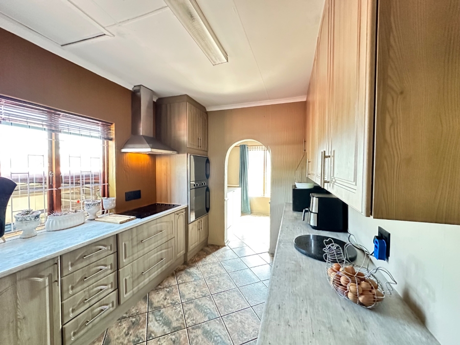 6 Bedroom Property for Sale in Heiderand Western Cape